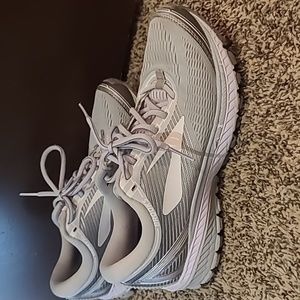 Women's Brooks Ghost 10 shoes